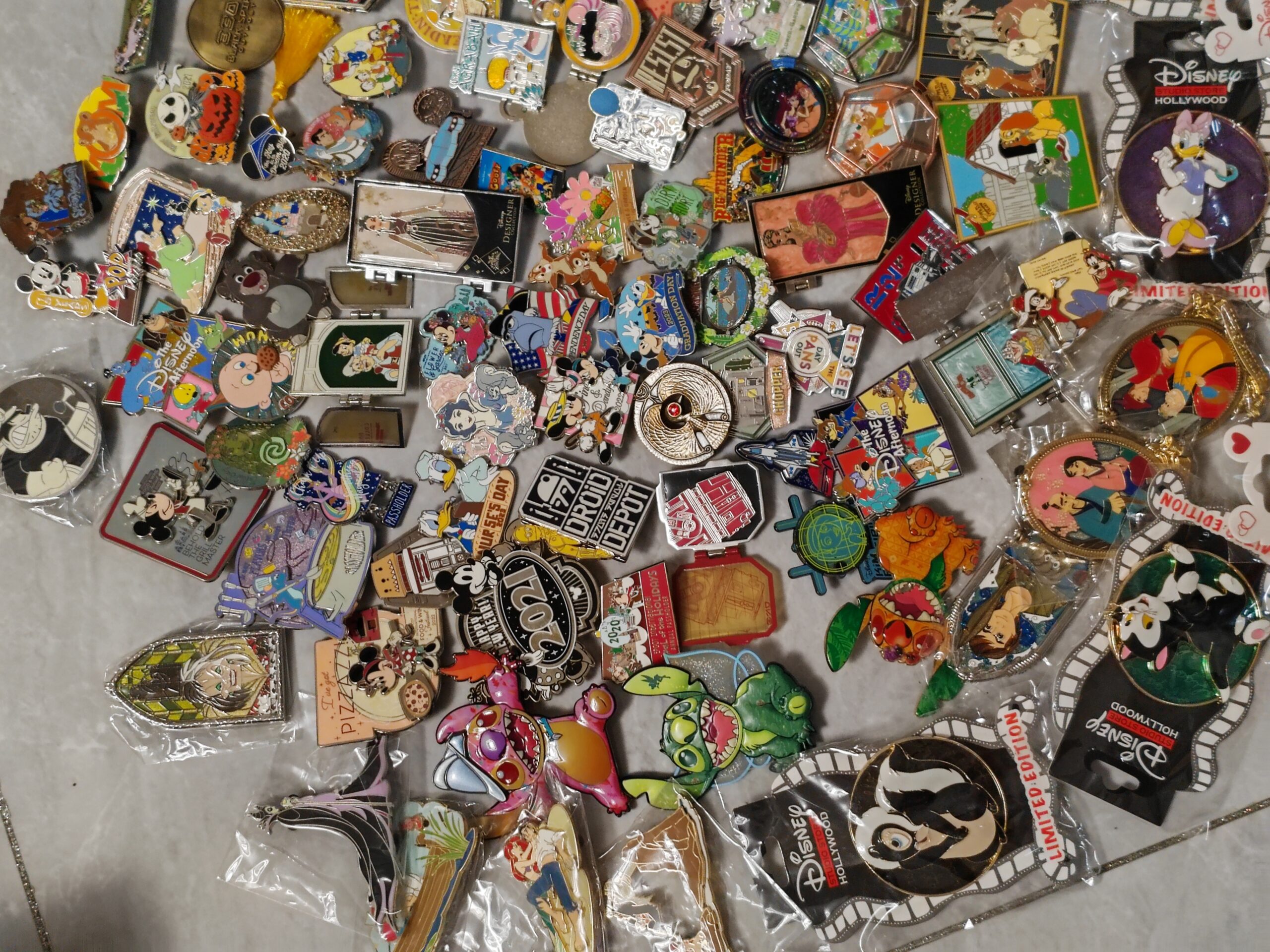 Disney Premium Pins 17 - Image 4